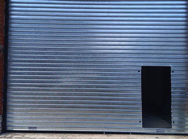 Instalación de cortina metálica en local comercial