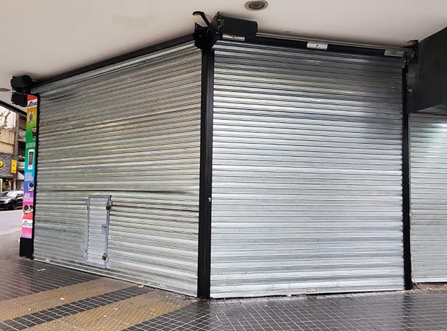 Técnicos reparando cortina metálica