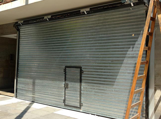 Portón automático de aluminio en un chalet de Barrio Parque Bernal