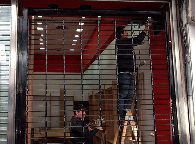 Técnico instalando un motor silencioso en Banfield