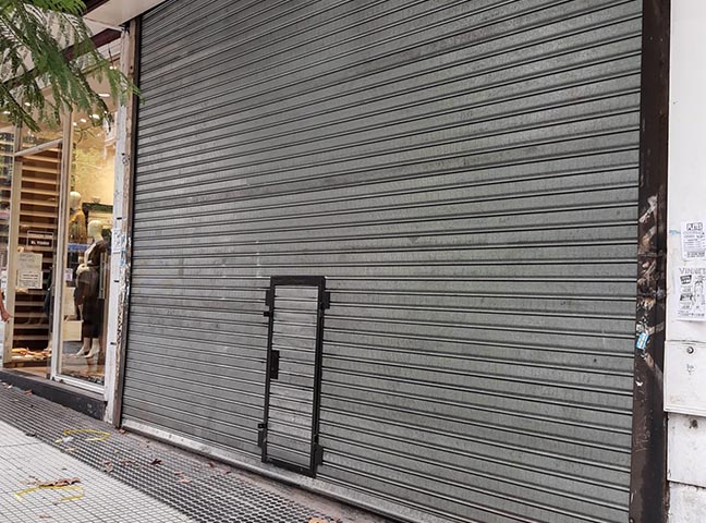 Técnicos instalando un motor en una persiana metálica en Haedo