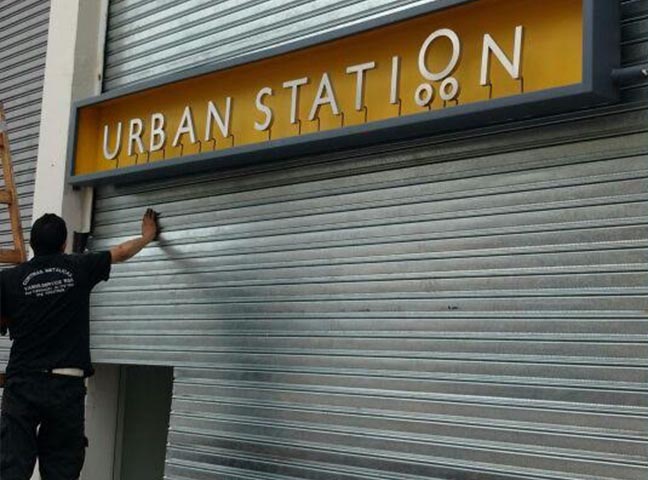 Persiana metálica en un local comercial de Av. Mitre, Avellaneda