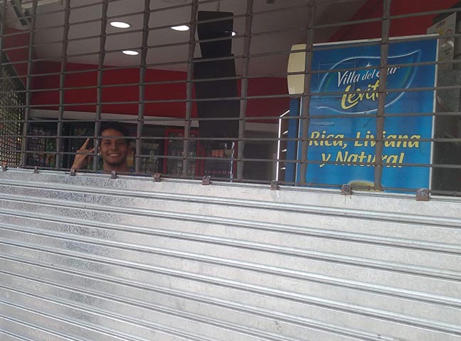 Camioneta de servicio técnico de cortinas metálicas llegando de noche